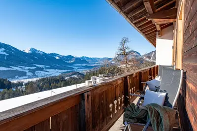 Ein allgemeiner Bergblick oder ein Berglick von der Ferienwohnung aus