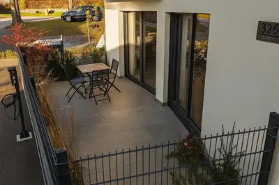 Das Gebäude in dem sich das Ferienhaus befindet
