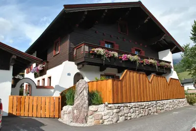 Das Gebäude in dem sich die Ferienwohnung befindet