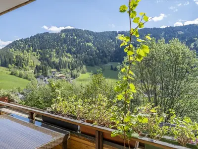 Ein allgemeiner Bergblick oder ein Berglick von der Ferienwohnung aus