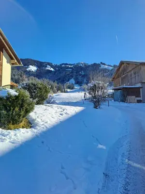 Ein allgemeiner Bergblick oder ein Berglick von der Ferienwohnung aus
