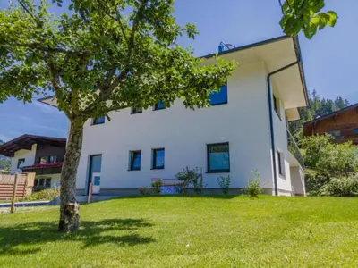 Ein Garten an der Unterkunft Bei Resi und Lisi