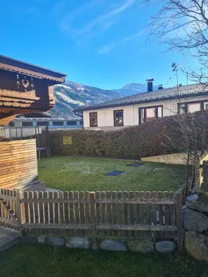 Ein Garten an der Unterkunft Apartment Kunterbunt