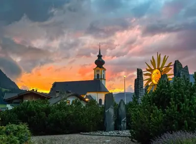 Blick auf den Sonnenuntergang/Sonnenaufgang von des Bauernhofs aus oder aus der Nähe