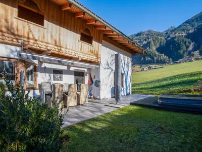 Ein allgemeiner Bergblick oder ein Berglick von des Ferienhauses aus