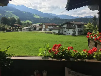 Ein allgemeiner Bergblick oder ein Berglick von der Lodge aus