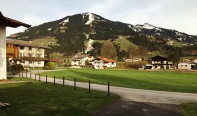 Ein allgemeiner Bergblick oder ein Berglick von der Lodge aus