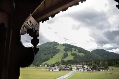 Ein allgemeiner Bergblick oder ein Berglick von des Bauernhofs aus