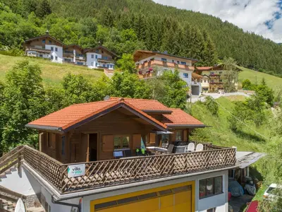 Ein allgemeiner Bergblick oder ein Berglick von des Ferienhauses aus