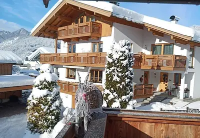 Ein allgemeiner Bergblick oder ein Berglick von der Ferienwohnung aus