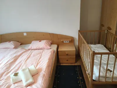 Ein Bett oder Betten in einem Zimmer der Unterkunft Grosszügige Wohnung am Waldrand