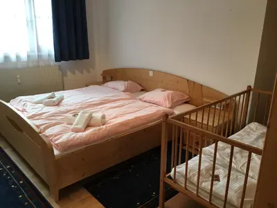 Ein Bett oder Betten in einem Zimmer der Unterkunft Grosszügige Wohnung am Waldrand