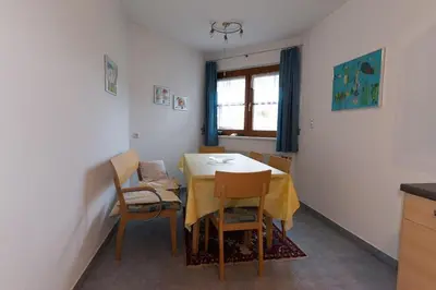Ein Sitzbereich in der Unterkunft Grosszügige Wohnung am Waldrand