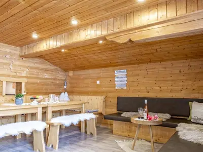 Ein Sitzbereich in der Unterkunft Tiroler Bergtraum Top 1