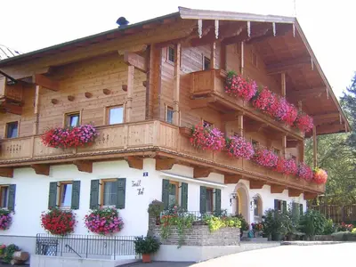 Das Gebäude in dem sich der Bauernhof befindet