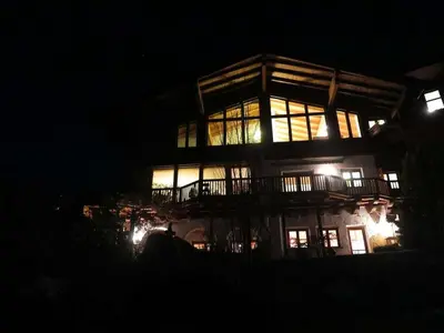 Das Gebäude in dem sich das Ferienhaus befindet