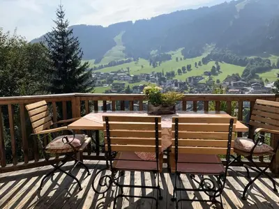 Ein allgemeiner Bergblick oder ein Berglick von des Ferienhauses aus