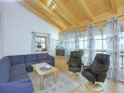 Ein Sitzbereich in der Unterkunft Chalet in Austria near Ski Bus and Sauna