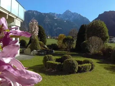 Ein allgemeiner Bergblick oder ein Berglick von des Ferienhauses aus