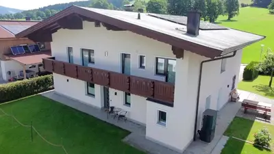 Das Gebäude in dem sich die Ferienwohnung befindet