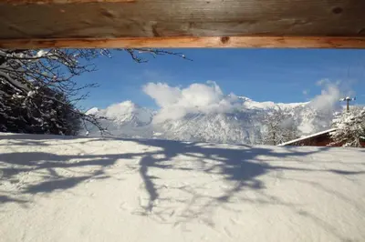 Tiroler Bauernhaus mit Panoramablick im Winter