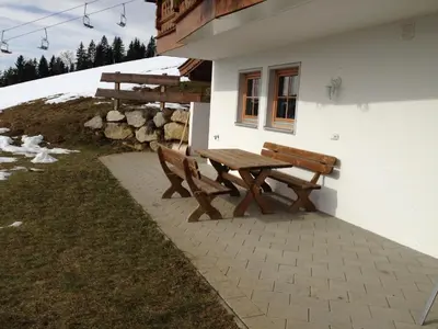 Das Gebäude in dem sich das Ferienhaus befindet