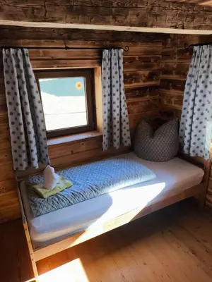 Ein Bett oder Betten in einem Zimmer der Unterkunft Ferienhaus Paulnhof Erl - Alpenglück für Gruppen, Freunde & Teams