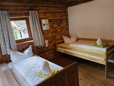 Ein Bett oder Betten in einem Zimmer der Unterkunft Ferienhaus Paulnhof Erl - Alpenglück für Gruppen, Freunde & Teams
