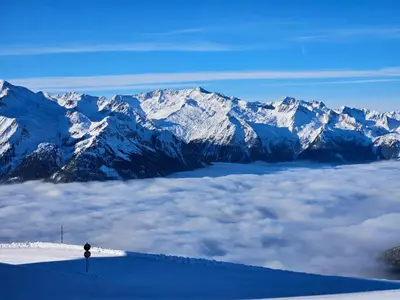 Ein allgemeiner Bergblick oder ein Berglick von des Ferienhauses aus