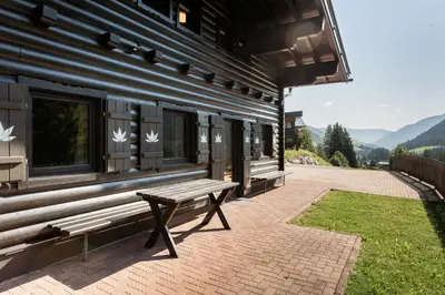 Ein allgemeiner Bergblick oder ein Berglick von des Ferienhauses aus