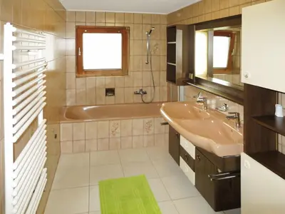 Ein Badezimmer in der Unterkunft Apartment Eberharter-3 by Interhome