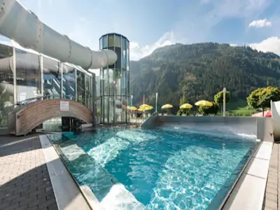 Der Swimmingpool an oder in der Nähe von Chalet in Königsleiten near Ski Lift
