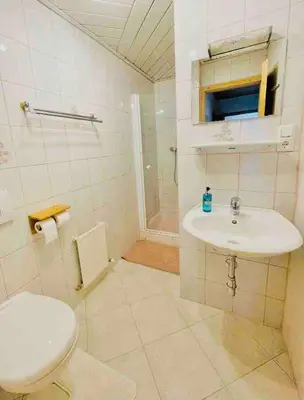 Ein Badezimmer in der Unterkunft Haus Alpenfriede