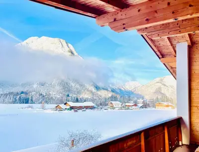 Ein allgemeiner Bergblick oder ein Berglick von der Ferienwohnung aus