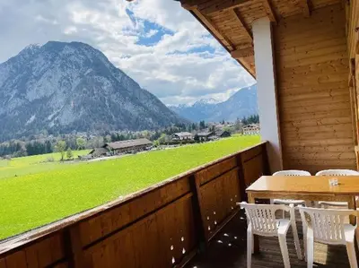 Ein allgemeiner Bergblick oder ein Berglick von der Ferienwohnung aus