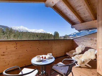 Ein allgemeiner Bergblick oder ein Berglick von des Hotels aus