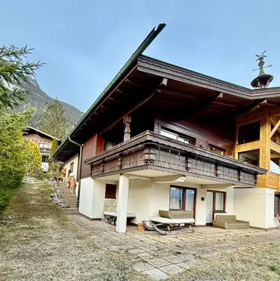 Ein allgemeiner Bergblick oder ein Berglick von des Ferienhauses aus