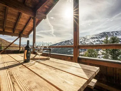 Ein allgemeiner Bergblick oder ein Berglick von des Ferienhauses aus