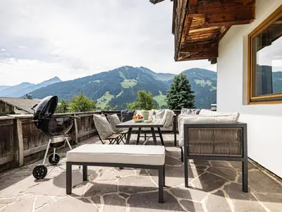 Ein allgemeiner Bergblick oder ein Berglick von des Chalets aus