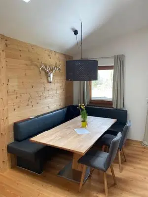 Ein Sitzbereich in der Unterkunft Schwarzenbergerhof