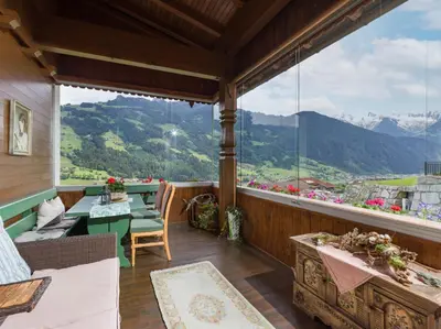 Ein allgemeiner Bergblick oder ein Berglick von der Ferienwohnung aus