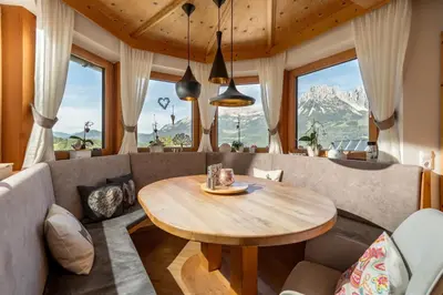 Ein allgemeiner Bergblick oder ein Berglick von der Ferienwohnung aus