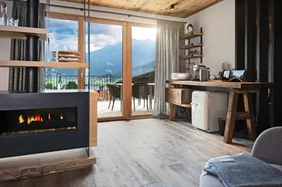 Ein allgemeiner Bergblick oder ein Berglick von der Lodge aus