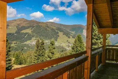 Ein allgemeiner Bergblick oder ein Berglick von der Ferienwohnung aus