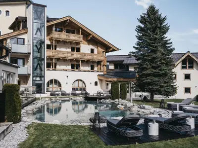 Der Swimmingpool an oder in der Nähe von VAYA Post Saalbach Landhaus
