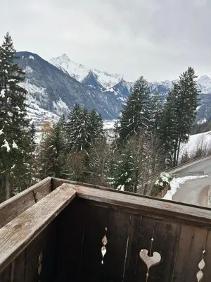 Ein allgemeiner Bergblick oder ein Berglick von der Ferienwohnung aus