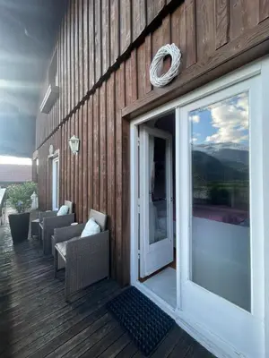 Ein Sitzbereich in der Unterkunft Edelweiss Chalet