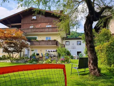 Ein Garten an der Unterkunft Edelweiss Chalet