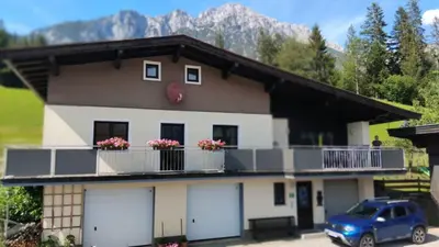 Ein allgemeiner Bergblick oder ein Berglick von des Bauernhofs aus