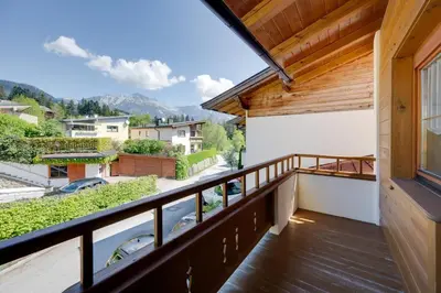 Ein allgemeiner Bergblick oder ein Berglick von des Campingplatzes aus